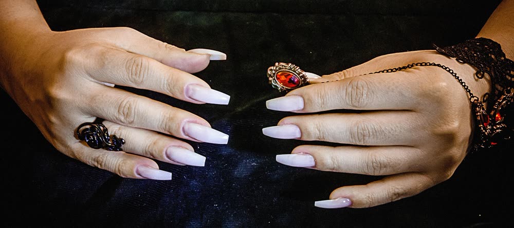 Unhas longas em gel nude, formato quadrado