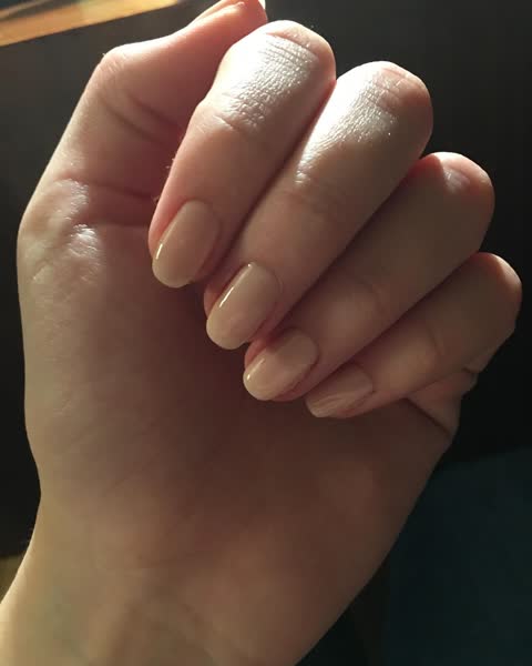 Esmaltação nude, formato redondo
