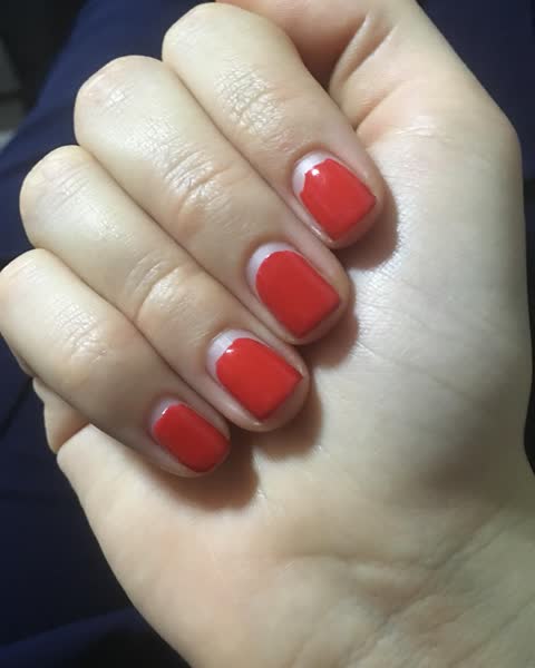 Esmaltação vermelha com meia-lua