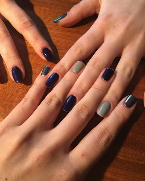 Esmaltação azul-marinho com cromado
